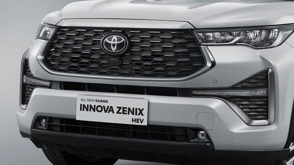 eksterior Toyota Innova Zenix depan